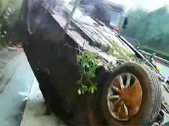 湖南郴州：男子疲劳驾驶 车辆撞护坡仰翻