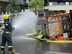 四川达州：30吨液态硫磺罐车侧翻 消防紧急排险