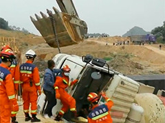 广西玉林：水泥罐车不慎侧翻 消防紧急救援