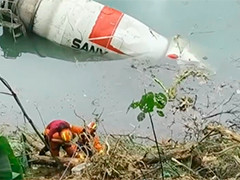 广西河池：一辆水泥车翻至河中1人昏迷 消防成功营救