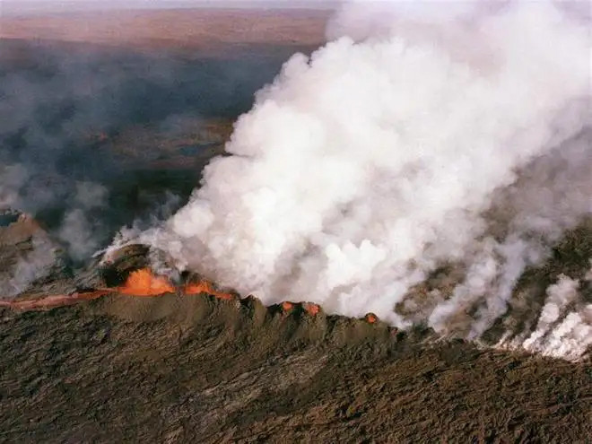 美国夏威夷冒纳罗亚火山开始喷发