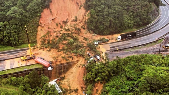 巴西 山体滑坡造成至少2人死亡 多人失踪