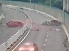 广西南宁 雨天路滑轿车失控 殃及对向来车两人被困