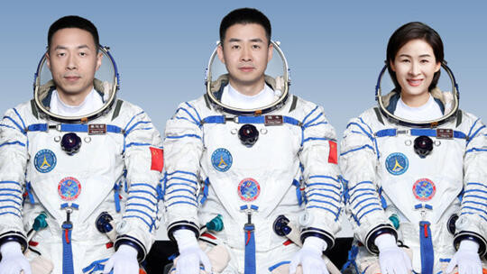 神舟十四号三名航天员今天凌晨平安抵达北京
