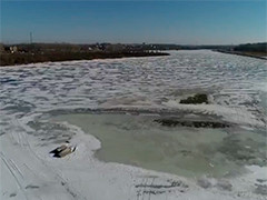 哈尔滨 男子驾车走“冰路”送货 冰面裂开掉入河中