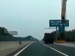 湖南湘潭 货车高速路上掉落铁块 接连砸伤两车