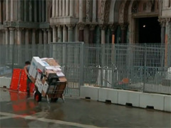 意大利：防范高水位 威尼斯圣马可教堂加装玻璃栅栏