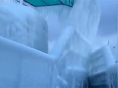 俄罗斯：贝加尔湖冰封船只仿若雕塑