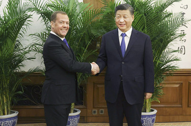 习近平会见俄罗斯统一俄罗斯党主席