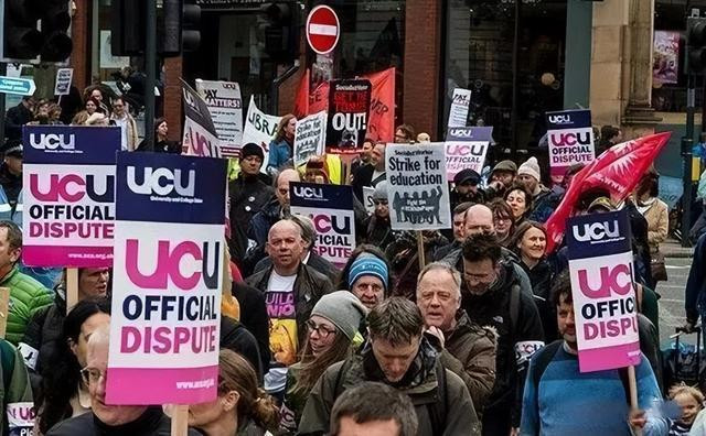 英国持续罢工导致公共卫生系统面临巨大危机
