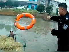 湖北当阳：老人捕鱼陷入淤泥中 民警紧急营救