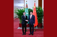 栗战书会见土库曼斯坦总统
