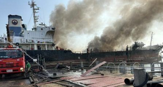 泰国一艘检修的油轮爆炸起火 至少5人死亡3人失踪