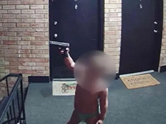 美国：4岁儿子楼道玩枪 父亲涉嫌“疏忽”被捕