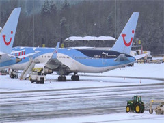 英国曼彻斯特机场受大雪影响 一度关闭跑道
