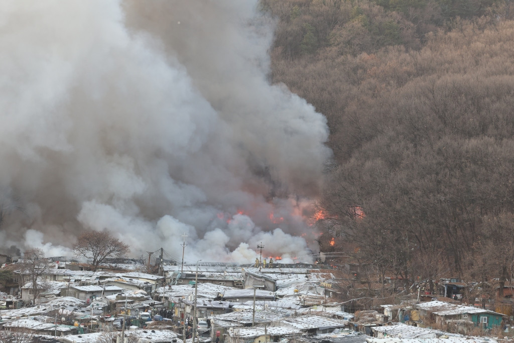 韩国首尔江南区发生火灾 约500人被疏散