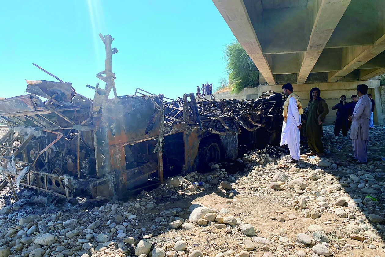 巴基斯坦一客车坠桥起火 至少41人遇难