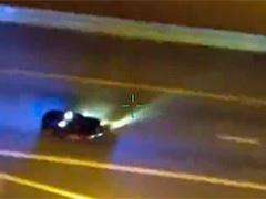 美国：男子偷警车后翻车 险被火车撞飞