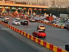 上海：高速道口逆行百米 一司机被记12分扣驾驶证