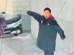 江苏扬州：“红帽少年”百米冲刺 为消防车引路