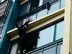 江苏苏州：7岁男孩悬挂4楼阳台外 热心男子托举救人