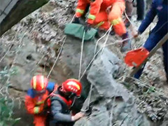 湖北赤壁：一男子被困山洞3天 多部门联合救援脱险