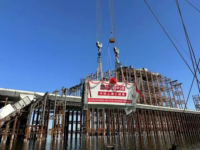 永定河特大桥进入主桥拱肋安装阶段