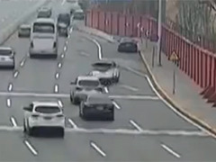北京：车辆路面“画龙”被拦停 司机竟喝了四斤白酒