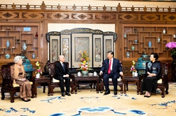 习近平夫妇会见柬埔寨国王和太后