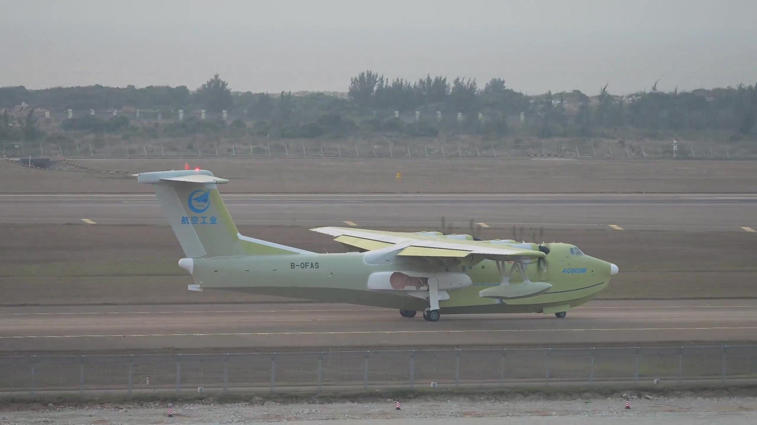 广东珠海 第四架“鲲龙”AG600M首飞成功