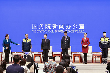 国新办举行“最美铁路人”中外记者见面会