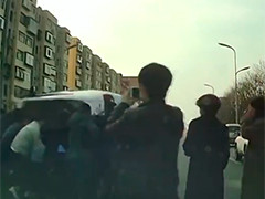 山东淄博 车辆侧翻司机被困 热心人联手施救