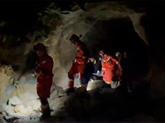 南宁 两游客被困深山 消防成功营救
