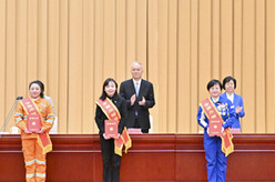 “三八”国际妇女节纪念暨表彰大会在京举行 蔡奇出席并颁奖