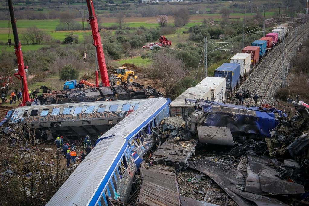 希腊两列火车相撞已致40人遇难
