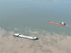 鄱阳湖长江交汇处出现水色倒置奇观