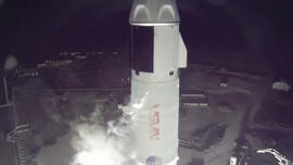 美国太空探索公司成功发射载人“龙飞船”