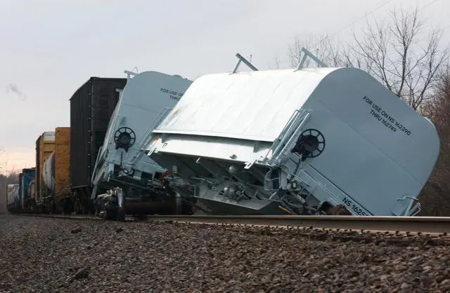 美国俄亥俄州又发生一起列车脱轨事故