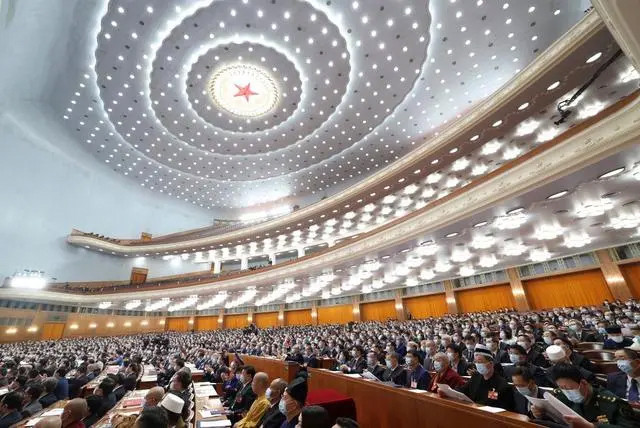全国政协十四届一次会议举行第二次全体会议 王沪宁出席