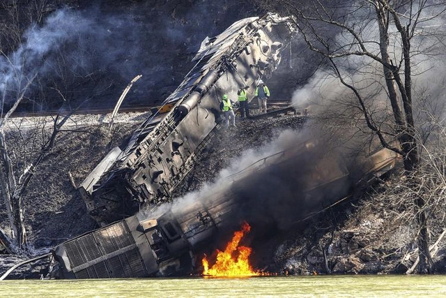 美国一列车在西弗吉尼亚州脱轨 3人受伤