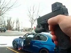 美国暴力执法 警察开12枪打死司机