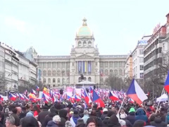 捷克上万民众示威 抗议北约向乌输送武器