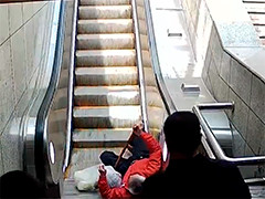 厦门 老人乘坐手扶梯摔倒 路过行人将其扶起