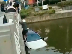 江苏南通 遭遇车祸轿车冲下河 路人悬身桥下拉出司机