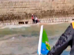 青岛：女子海边遇险 水上救援队及时救助