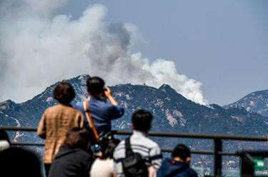 韩国首尔市中心发生山火 附近居民已疏散