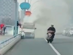 广西柳州：小客车行驶途中失控 撞倒电单车后起火