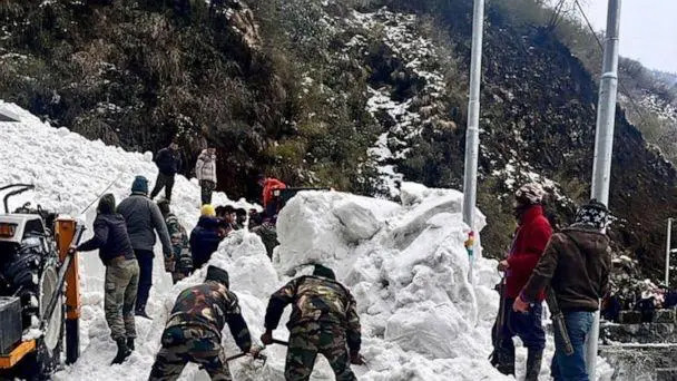 印度东北部发生雪崩 至少7人死亡