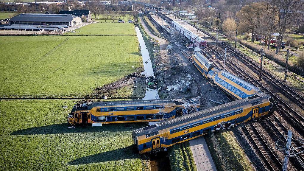 荷兰一客运列车脱轨 至少1人死亡30人受伤