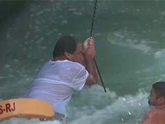 巴西巨浪袭击海滩 一男子不慎落水后获救